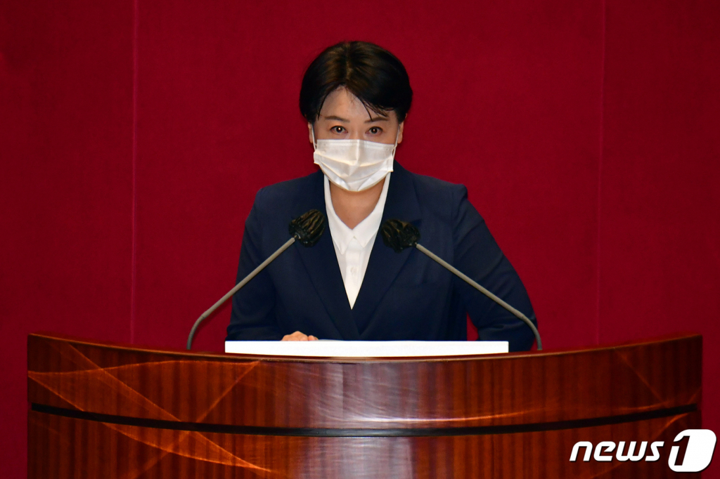 (서울=뉴스1) 오대일 기자 = 13일 국회에서 열린 제391회 국회(정기회) 제04차 본회의에서 국민의힘 윤희숙 의원이 자신에 대한 사직의 건 투표에 앞서 신상발언을 하고 있다. 윤 의원 사직의 건은 찬성 188표, 반대 23표, 기권 12표로 가결됐다. 2021.9.13/뉴스1  