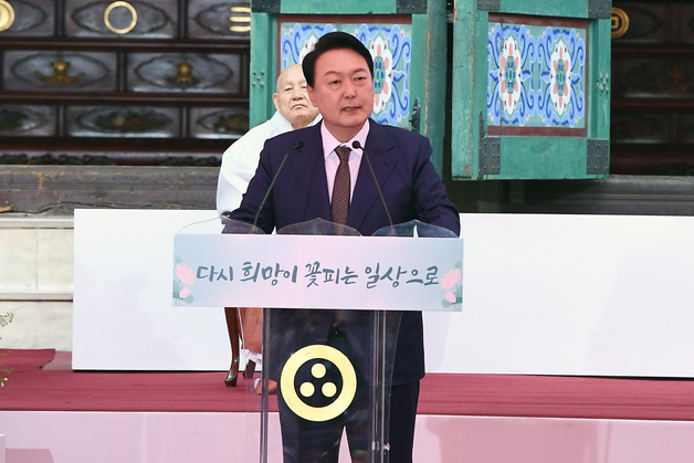 (서울=뉴스1) 인수위사진기자단 = 윤석열 대통령 당선인이 8일 오전 서울 종로구 조계사에서 열린 ‘불기2566년 부처님 오신날 법요식’에 참석해 축사하고 있다. 2022.5.8/뉴스1  