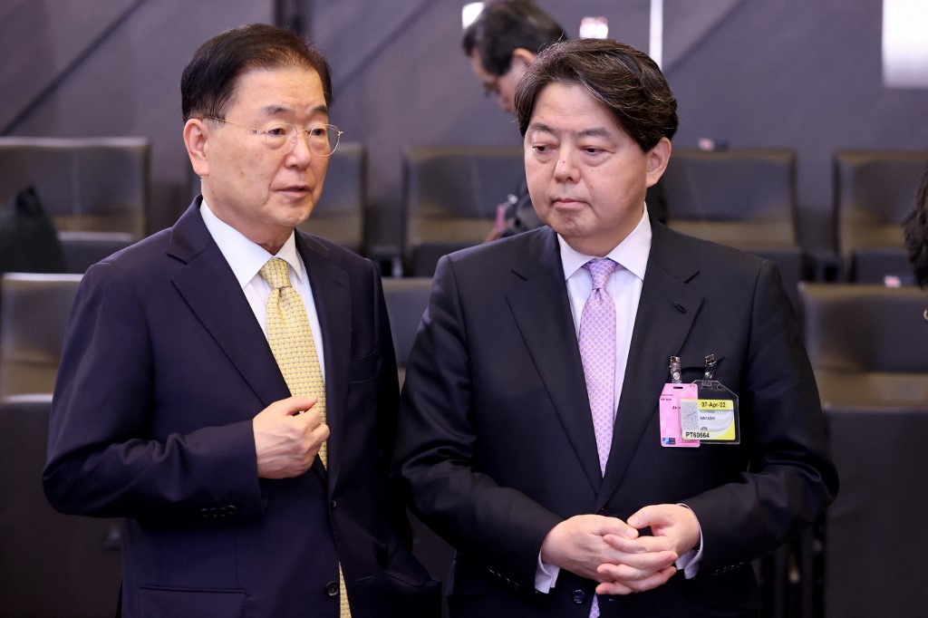 지난 4월 7일(현지시간) 벨기에 브뤼셀 나토(북대서양조약기구) 본부에서 열린 나토 외교장관 회의 개막식에서 하야시 요시마사 일본 외무상(오른쪽)이 정의용 외교부 장관(왼쪽) 발언을 듣고 있다. /AFPBBNews=뉴스1