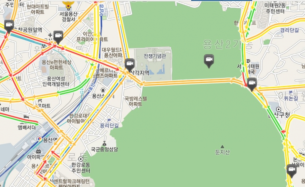 9일 오전 10시쯤 서울지방경찰청 종합교통정보센터로 본 서울 용산구 국방부 일대 차량 통행 속도. 국방부 앞 이태원로와 삼각지역 사거리, 녹사평역 사거리 일대에 통행속도가 '느림'을 나타내는 주황색, 붉은색으로 표시돼 있다./사진=서울경찰청 종합교통정보센터 화면 갈무리.