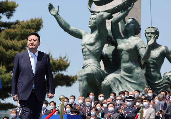 (서울=뉴스1) 안은나 기자 = 윤석열 대통령이 10일 서울 여의도 국회 앞마당에서 열린 취임식에서 선서를 하기 위해 이동하고 있다. (대통령실사진기자단) 2022.5.10/뉴스1  