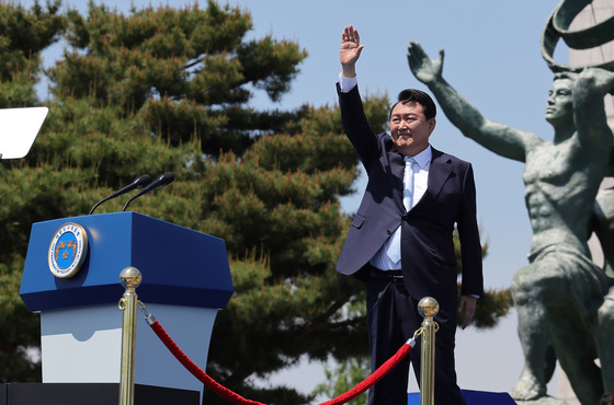 (서울=뉴스1) 안은나 기자 = 윤석열 대통령이 10일 서울 여의도 국회 앞마당에서 열린 취임식에서 손을 들어 인사하고 있다. (대통령실사진기자단) 2022.5.10/뉴스1  