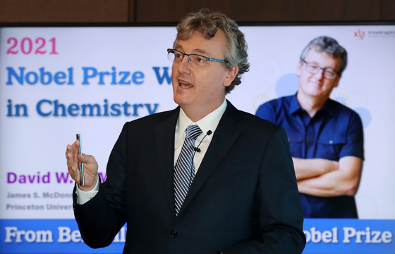 (서울=뉴스1) 이동해 기자 = 지난해 노벨화학상을 수상한 데이비드 맥밀런 미국 프린스턴대 교수가 9일 오후 서울 성북구 한국과학기술연구원에서 '스코틀랜드 베스힐로부터 노벨상까지' 주제로 강연을 하고 있다. 2022.5.9/뉴스1  