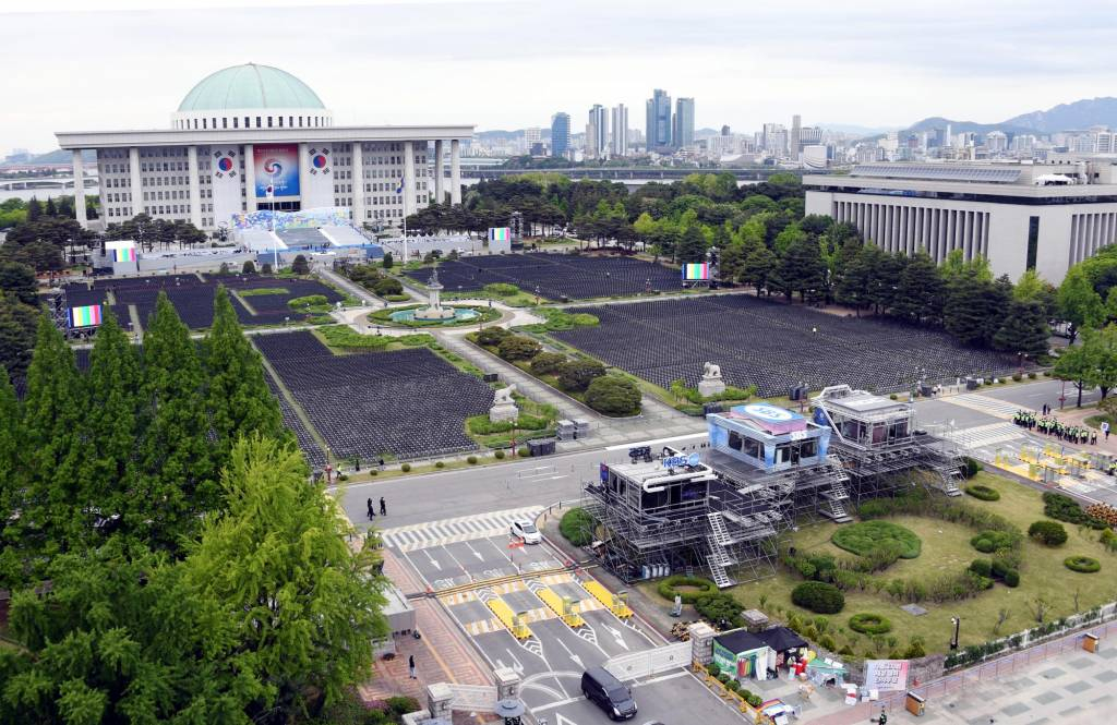 [서울=뉴시스] 전진환 기자 = 제20대 대통령 취임식을 이틀 앞둔 8일 행사장인 국회 본관 앞에 참석자들을 위한 좌석과 방송국의 부스가 준비되어 있다. (공동취재사진) 2022.05.08.