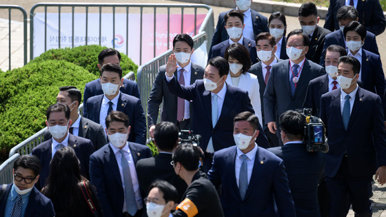 (서울=뉴스1) 국회사진취재단 = 윤석열 대통령과 부인 김건희 여사가 10일 서울 여의도 국회의사당 앞 잔디마당에서 열린 제20대 대통령 취임식에 입장하고 있다. 2022.5.10/뉴스1  