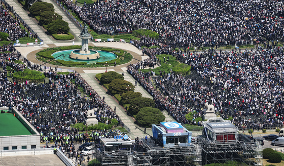 (서울=뉴스1) 국회사진취재단 = 윤석열 대통령이 제20대 대통령 취임식이 열린 10일 서울 여의도 국회 취임식 단상으로 걸어서 이동하며 시민들과 인사하고 있다. 2022.5.10/뉴스1  