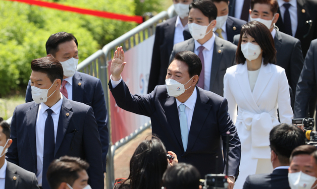 (서울=뉴스1) 이재명 기자 = 윤석열 대통령이 10일 서울 여의도 국회의사당 앞 잔디마당에서 열린 제20대 대통령 취임식에 부인 김건희 여사와 입장하고 있다. 2022.5.10/뉴스1  