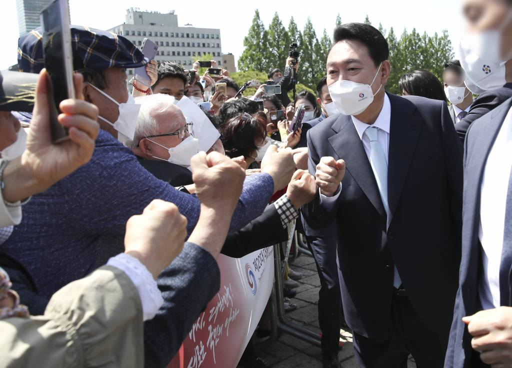 [서울=뉴시스] 전신 기자 = 윤석열 대통령이 10일 서울 여의도 국회 앞마당에서 열린 취임식에 입장하며 시민과 인사하고 있다. 2022.05.10.