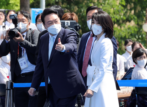 윤석열 대통령과 부인 김건희 여사가 10일 오전 국회에서 열린 20대 대통령 취임식에 입장하고 있다. (대통령실사진기자단) /사진=뉴스1