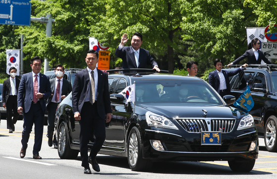 윤석열 대통령이 10일 서울 여의도 국회에서 열린 제20대 대통령 취임식이 끝난 뒤 차량에 올라 시민들에게 손을 흔들고 있다. /사진=뉴스1