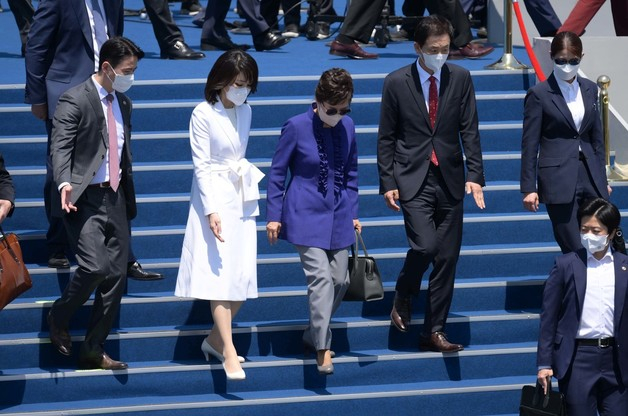 (서울=뉴스1) 국회사진취재단 = 윤석열 대통령의 부인 김건희 여사가  10일 오전 서울 여의도 국회에서 제 20대 대통령 취임식을 마치고 박근혜 전 대통령을 배웅하고 있다. 2022.5.10/뉴스1  