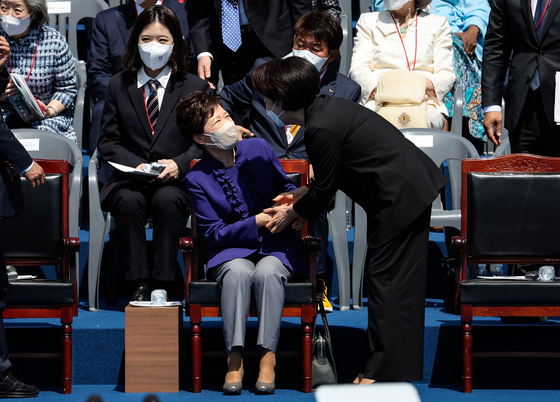 (서울=뉴스1) 국회사진취재단 = 박근혜 전 대통령이 10일 오전 제20대 대통령 취임식이 열린 서울 여의도 국회에서 이명박 전 대통령 부인 김윤옥 여사와 인사하고 있다. 2022.5.10/뉴스1  