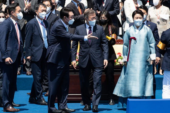 (서울=뉴스1) 국회사진취재단 = 윤석열 대통령이 10일 오전 서울 여의도 국회에서 열린 제20대 대통령 취임식에서 문재인 전 대통령 내외와 인사 후 환송하고 있다. 2022.5.10/뉴스1  