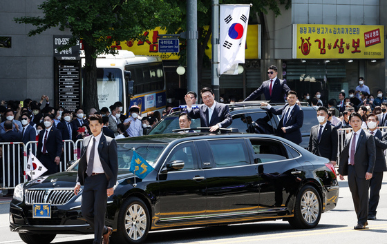 (서울=뉴스1) 국회사진취재단 = 윤석열 대통령이 10일 서울 여의도 국회에서 열린 제20대 대통령 취임식을 마친 후 용산 집무실로 향하며 시민들을 향해 손들어 인사하고 있다. 2022.5.10/뉴스1