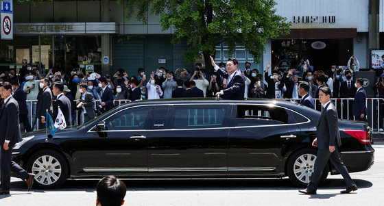 (서울=뉴스1) 국회사진취재단 = 윤석열 대통령이 10일 서울 여의도 국회에서 열린 제20대 대통령 취임식을 마친 후 용산 집무실로 향하며 시민들을 향해 손들어 인사하고 있다. 2022.5.10/뉴스1