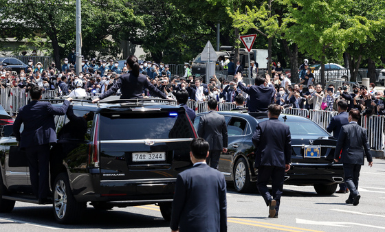 (서울=뉴스1) 국회사진취재단 = 윤석열 대통령이 10일 서울 여의도 국회에서 열린 제20대 대통령 취임식을 마친 후 용산 집무실로 향하며 시민들을 향해 손들어 인사하고 있다. 2022.5.10/뉴스1