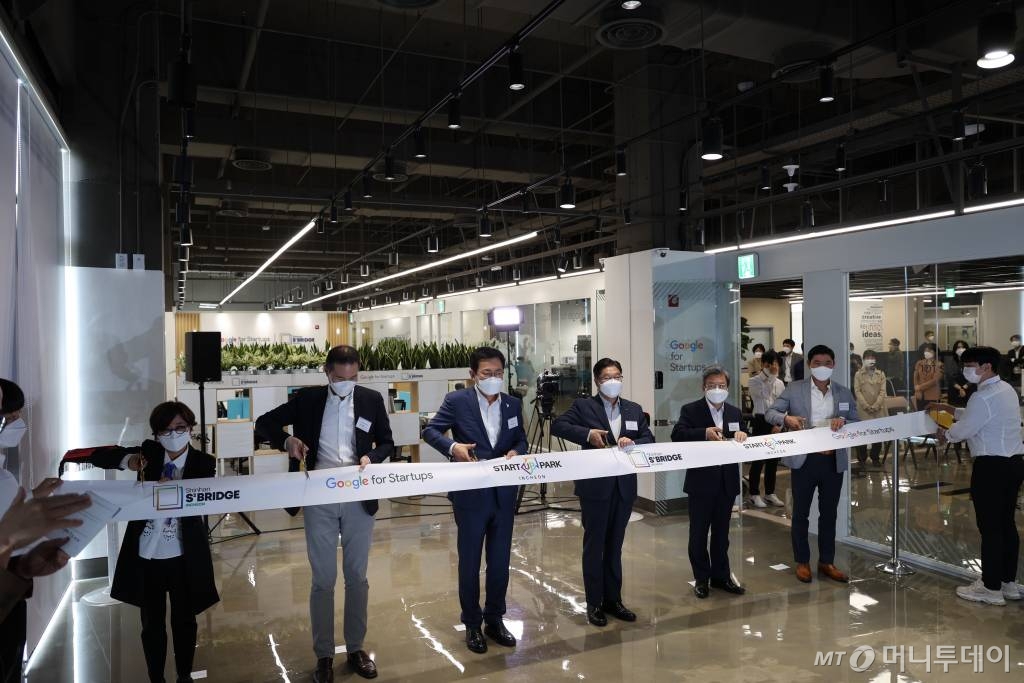 신한금융그룹은 구글 스타트업 캠퍼스와 파트너십을 체결하고 신한 스퀘어브릿지 인천의 '스마트시티 액셀러레이팅'을 공동으로 진행했다./사진제공=신한금융그룹