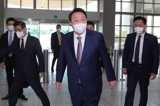 (서울=뉴스1) 안은나 기자 = 윤석열 대통령이 11일 오전 서울 용산 대통령실로 출근하던 중 취채진의 질의에 답하고 있다. 2022.5.11/뉴스1  