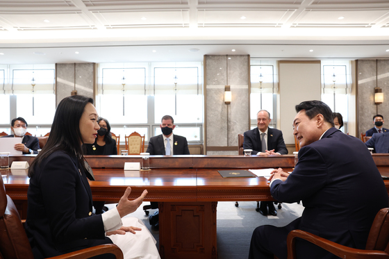 (서울=뉴스1) 안은나 기자 = 윤석열 대통령이 10일 서울 용산 대통령실에서 미국 경축 사절을 접견, 소설 '파친코'를 쓴 이민진 작가와 대화하고 있다. (대통령실 제공) 2022.5.10/뉴스1   