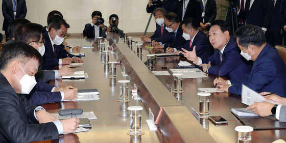 윤석열 대통령이 취임 이틀째인 11일 용산 대통령실에서 열린 수석비서관회의에서 모두발언을 하고 있다. (대통령실사진기자단) /사진=뉴스1