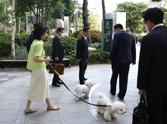 (서울=뉴스1) 오대일 기자 = 윤석열 대통령이 11일 오전 서울 서초구 자택에서 부인 김건희 여사와 반려견의 배웅을 받으며 출근을 위해 이동하고 있다. (대통령실 제공) 2022.5.11/뉴스1  