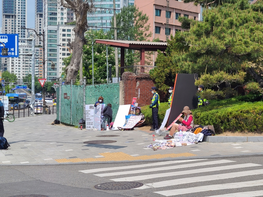 11일 오전 10시 30분쯤 삼각지역 인근 용산집무실 앞에서 1인 시위를 하고있는 시민들.  / 사진= 하수민기자