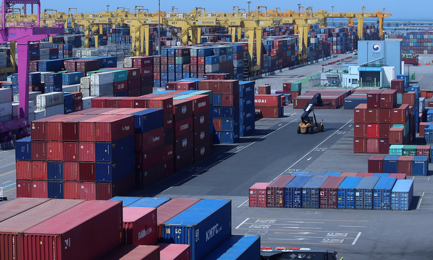 지난 1일 인천 연수구 인천신항에서 컨테이너 선적 작업이 진행되고 있다/사진=뉴스1