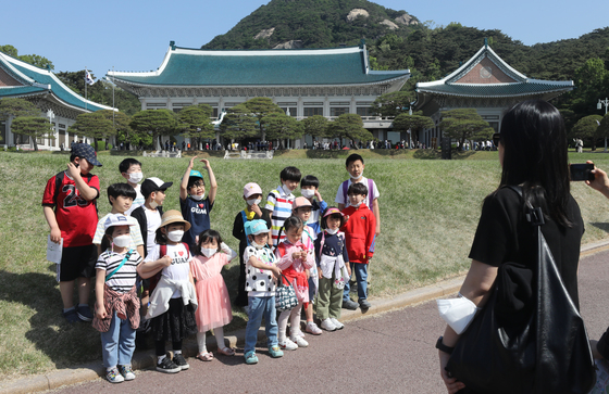 11일 서울 종로구 청와대에서 열린 '청와대 국민개방 기념행사'에서 어린이들이 본관 앞에서 기념 촬영을 하고 있다. /사진=뉴스1  