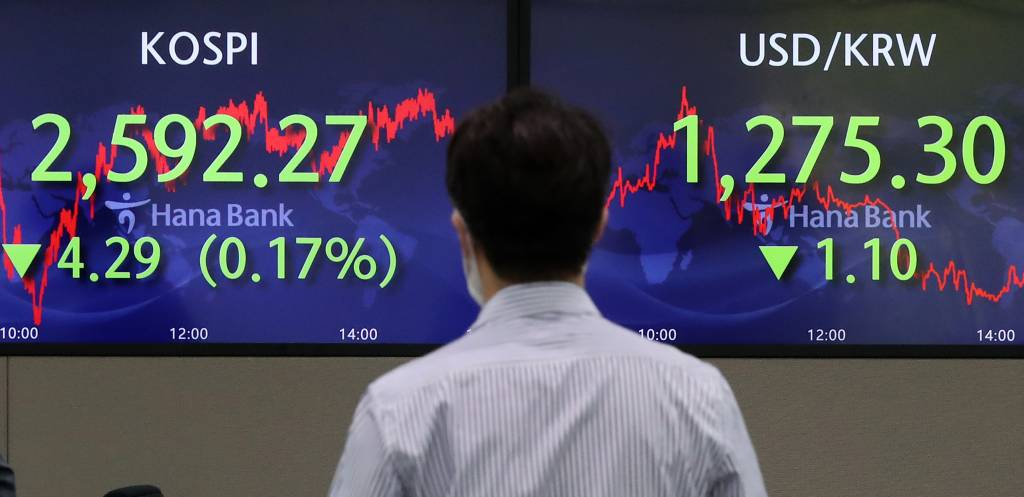 [서울=뉴시스] 이영환 기자 = 코스피가 전 거래일보다 4.29포인트(0.17%) 하락한 2592.27에 장을 마감한 11일 오후 서울 중구 하나은행 딜링룸 전광판에 지수가 표시되어 있다. 이날 코스닥지수는 10.20포인트(1.19%) 오른 866.34, 원·달러 환율은 1.10원 내린 1275.30원에 마감했다. 2022.05.11.