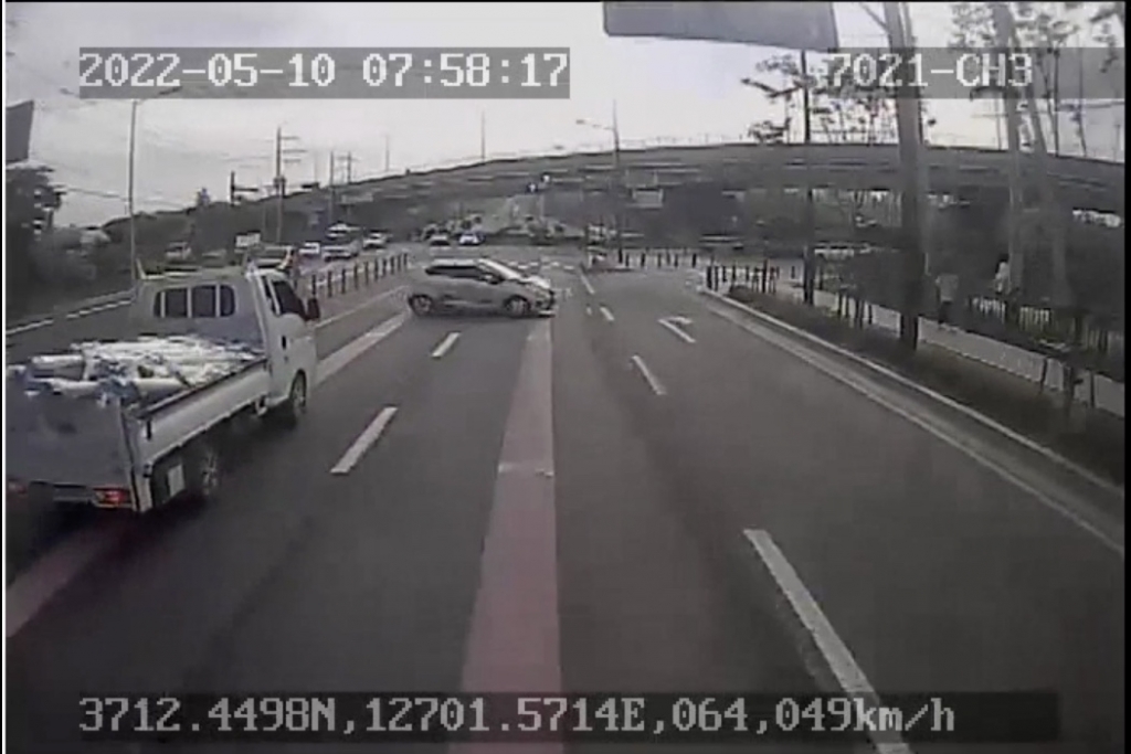 도로 중앙분리봉을 넘어 갑자기 나타난 차 /사진=온라인 커뮤니티