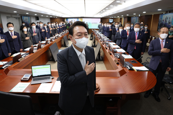 (서울=뉴스1) 안은나 기자 = 윤석열 대통령과 국무위원들이 12일 오후 서울 용산 대통령실 청사에서 열린 추경 예산안 편성을 위한 첫 국무회의에서 국기에 대한 경례를 하고 있다. (대통령실 제공) 2022.5.12/뉴스1  