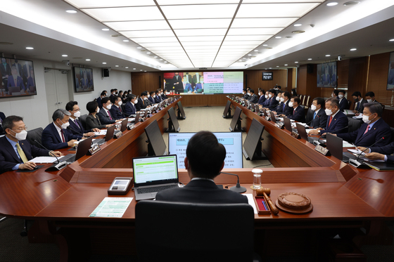 (서울=뉴스1) 안은나 기자 = 윤석열 대통령이 12일 오후 서울 용산 대통령실 청사에서 추경 예산안 편성을 위한 첫 국무회의를 주재하고 있다. (대통령실 제공) 2022.5.12/뉴스1  