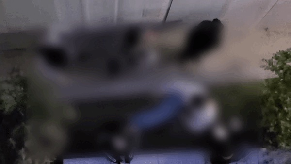 피해학생에게 벽을 짚게 한 뒤 발로 엉덩이 부근을 차고 있다. /사진=온라인 커뮤니티