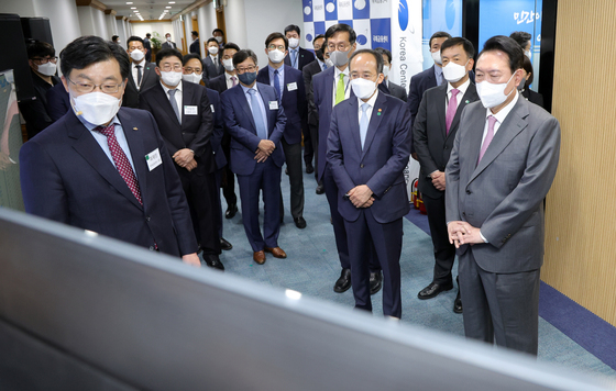 (서울=뉴스1) 오대일 기자 = 윤석열 대통령이 13일 오전 서울 명동 국제금융센터에서 열린 거시금융상황점검회의에 앞서 최재영 국제금융센터 원장의 브리핑을 듣고 있다. (대통령실사진기자단) 2022.5.13/뉴스1   