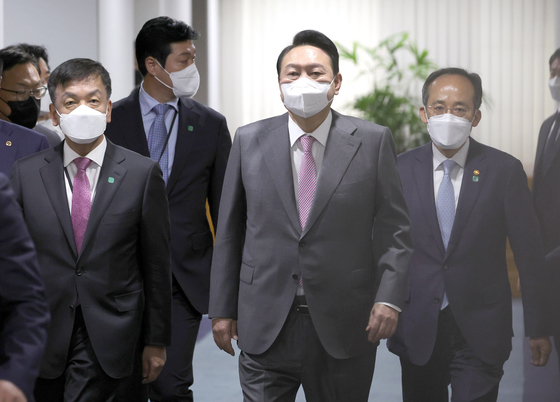 (서울=뉴스1) 오대일 기자 = 윤석열 대통령이 13일 오전 서울 명동 국제금융센터에서 열린 거시금융상황점검회의에서 최상목 경제수석(왼쪽), 추경호 경제부총리 겸 기획재정부 장관과 함께 입장하고 있다. (대통령실사진기자단) 2022.5.13/뉴스1   