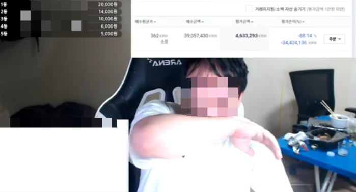 한 유튜버가 지난 12일 실시간 방송을 진행하던 중 3900만원을 투자했다가 약 5시간 만에 3300만원을 잃어 눈물을 흘리고 있다./사진=유튜브