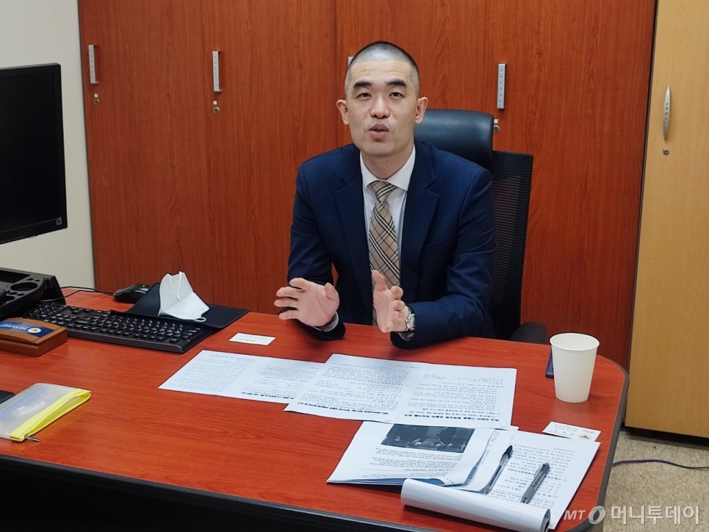 김동극 경감이 지난 13일 서울 서대문구 홍제동에 있는 서울지방경찰청 안보수사대 별관 내 조사실에서 이야기하고 있다. /사진= 정세진 기자