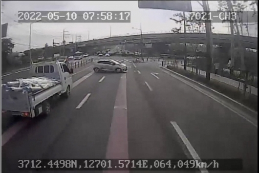 도로 중앙분리봉을 넘어 갑자기 나타난 차 /사진=온라인 커뮤니티