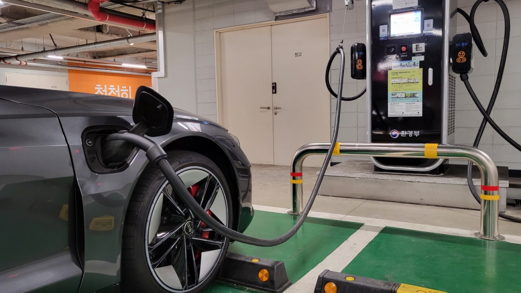 아우디 RS e-트론 GT의 충전 모습/사진=이강준 기자