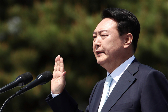 (서울=뉴스1) 국회사진취재단 = 윤석열 대통령이 10일 오전 서울 여의도 국회에서 열린 제20대 대통령 취임식에서 취임 선서를 하고 있다. 2022.5.10/뉴스1  