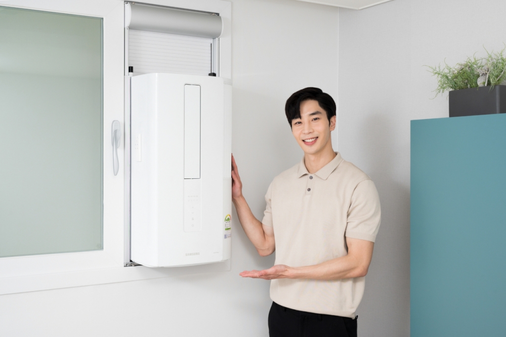 삼성전자 모델이 2022년형 창문형 에어컨 '윈도우핏'을 소개하고 있다. /사진제공=삼성전자