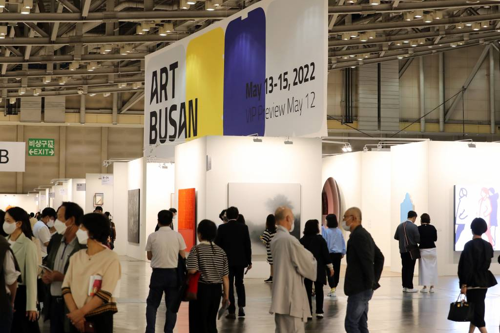 제11회 아트부산 개막을 하루 앞둔 12일 부산 벡스코에서 열린 VIP 사전관람 행사에 참석한 관람객들이 전시 작품을 감상하고 있다. /사진=뉴시스