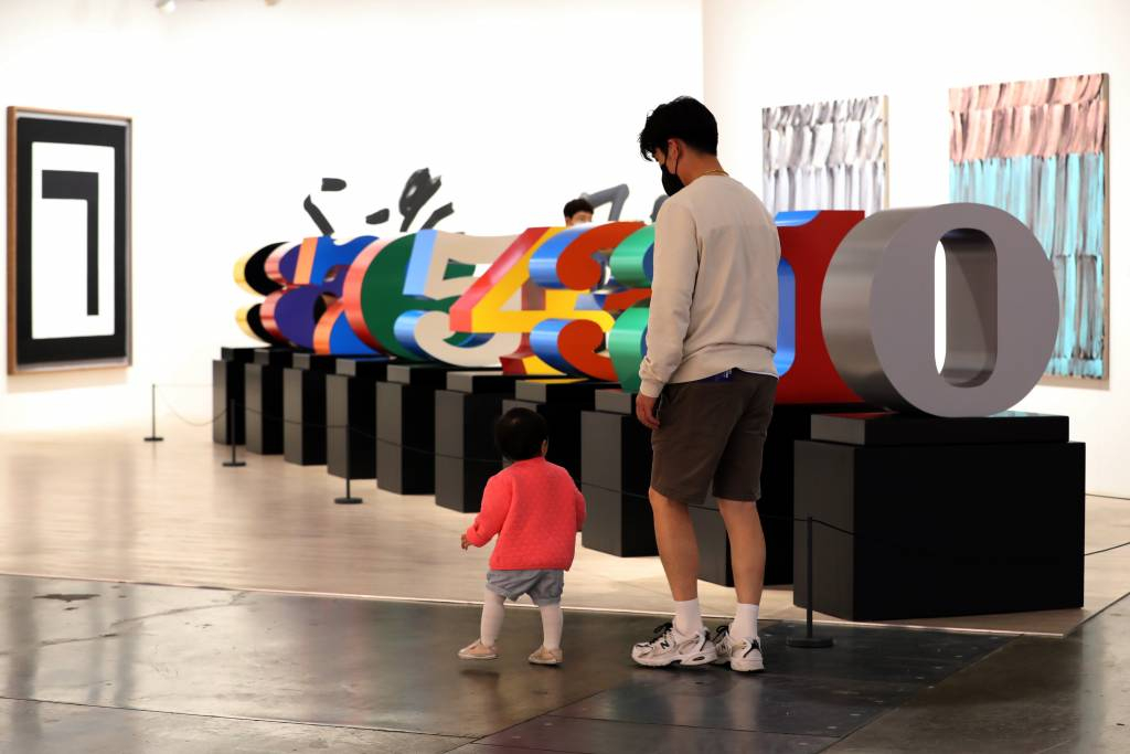 제11회 아트부산 개막을 하루 앞둔 12일 부산 벡스코에서 열린 VIP 사전관람 행사에 참석한 관람객들이 전시 작품을 감상하고 있다. /사진=뉴시스