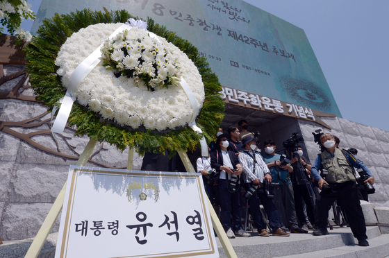 5·18민주화운동 제42주년 추모제가 열린 17일 광주 북구 운정동 국립5·18민주묘지에 윤석열 대통령의 조화가 놓여 있다. /사진=뉴스1