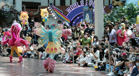 (서울=뉴스1) 장수영 기자 = 100번째 어린이날인 5일 서울 송파구 롯데월드를 찾은 가족단위 시민들이 페레이드를 관람하며 즐거운 시간을 보내고 있다. 2022.5.5/뉴스1  