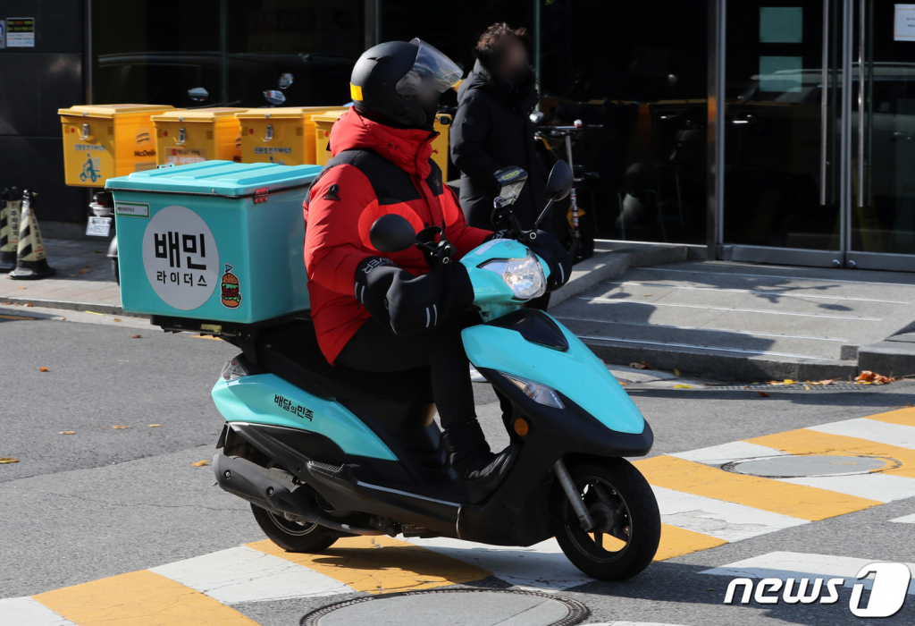 지난해 12월 12일 서울시내에서 한 배달노동자가 배달업무를 하고 있다. /사진=뉴스1