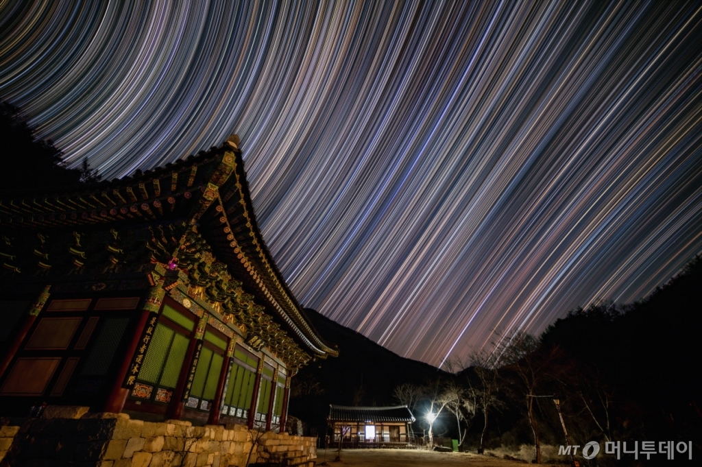 경상북도 영천 신녕면이라는 곳에는 바람이 거세게 불어 바람골이라는 별명을 지닌 계곡이 있다. 바람이 너무 거세게 불어 삼각대 설치를 못하고 있던 도중 해가 지고 어둠이 내리면서 신기하게도 바람이 사라져 대웅전을 배경으로 별 일주를 담은 작품. / 사진제공=한국천문연구원