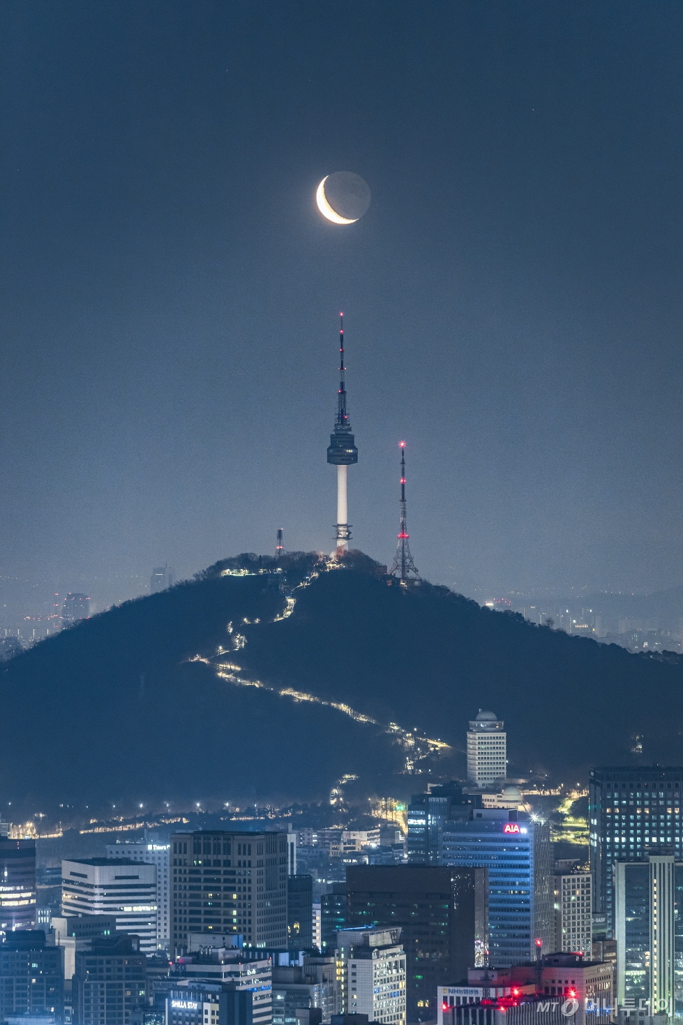 꿈나무 상. 모두가 잠든 고요한 겨울 새벽, 서울 하늘 위로 살며시 떠오른 그믐달을 촬영한 사진. / 사진제공=한국천문연구원
