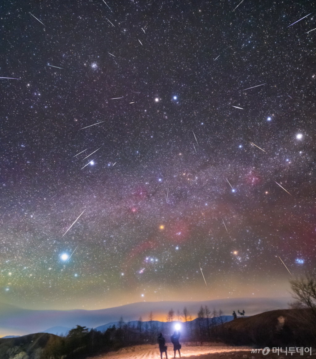2021년 12월 강원도 양양군에서 유성우(별똥별)을 포착한 출품작. / 사진제공=한국천문연구원