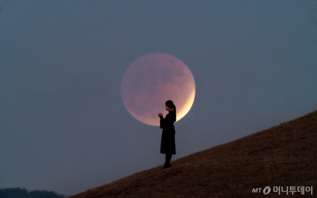 2021년 11월 19일 부분월식이 진행되던 때 경남 고성군 송학동 고분군에서 촬영한 작품. / 사진제공=한국천문연구원